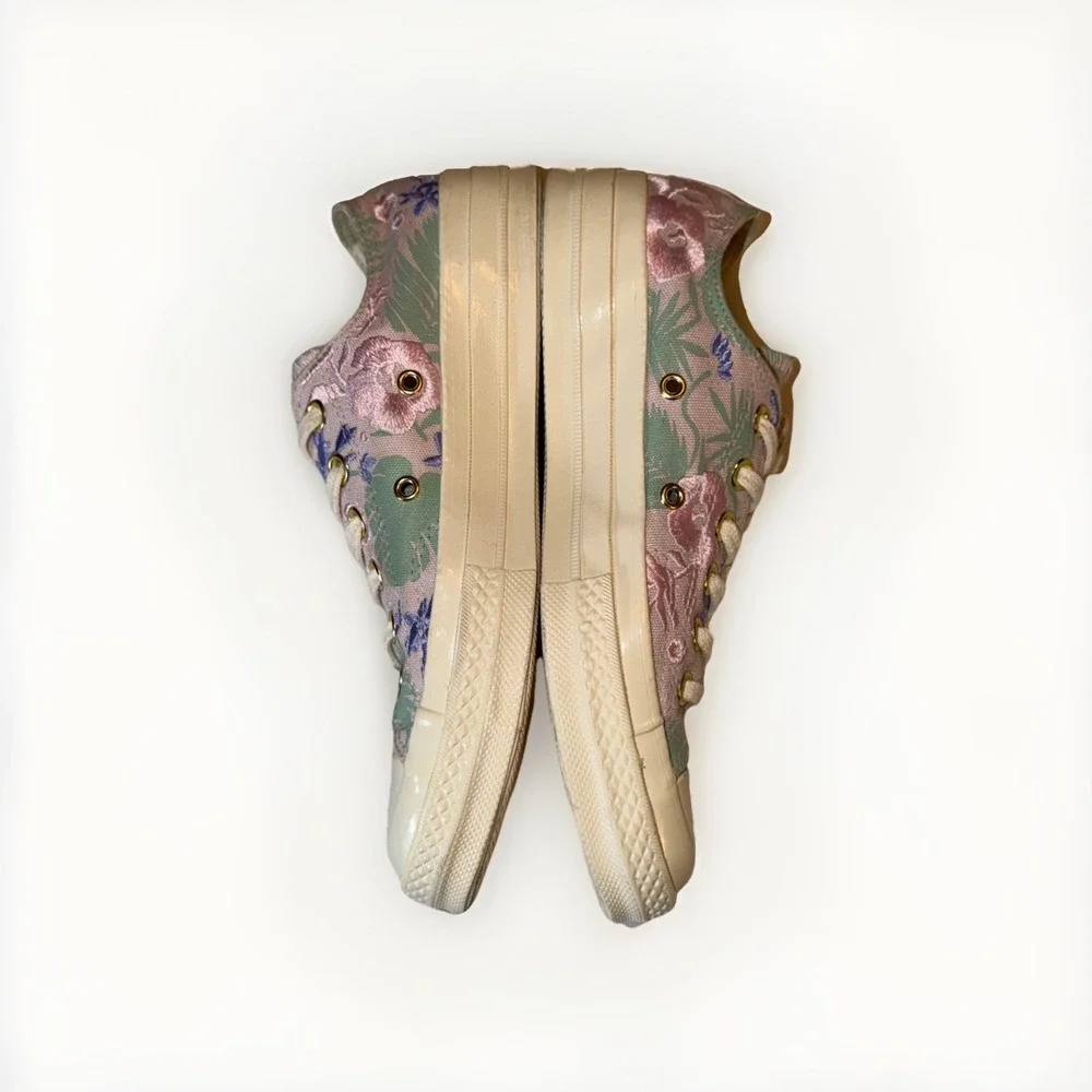 Converse Chuck Taylor All Star Low Top Floral Embroidered Women's Size 7 Lilac